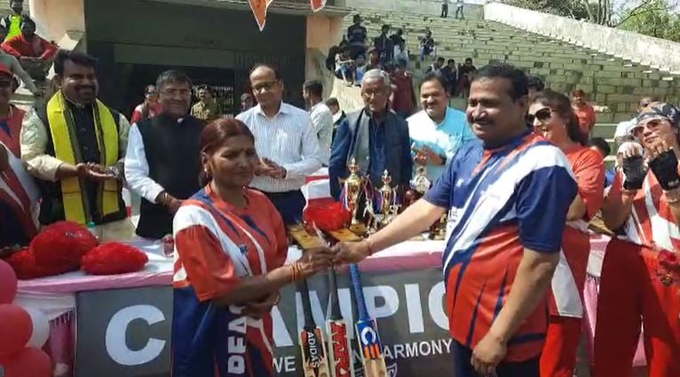 वैलेटाइन डे के मौके पर अनोखे क्रिकेट मैच का आयोजन, "मोहब्बत" और "इश्क" इलेवन के बीच हुई टक्कर, जानिए क्या था खास