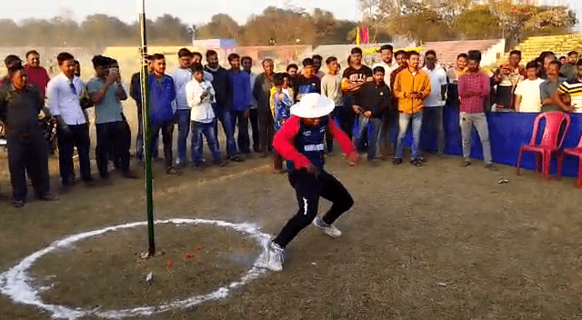 द डांसिंग अंपायर !  जमशेदपुर में क्रिकेट मैच के दौरान मैदान में दिखाई देते हैं डांसिंग अंपायर, चौके-छक्कों पर लगाते हैं ठुमके