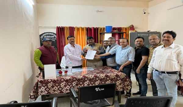 डॉक्टरों ने सरकार के खिलाफ आर-पार की लड़ाई का बनाया मूड, उपायुक्त को सौंपा मांग पत्र