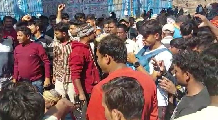 फुटपाथी दुकानदारों  के साथ धरना पर बैठे माले विधायक, नगर निगम के खिलाफ किया जोरदार प्रदर्शन, जानिए