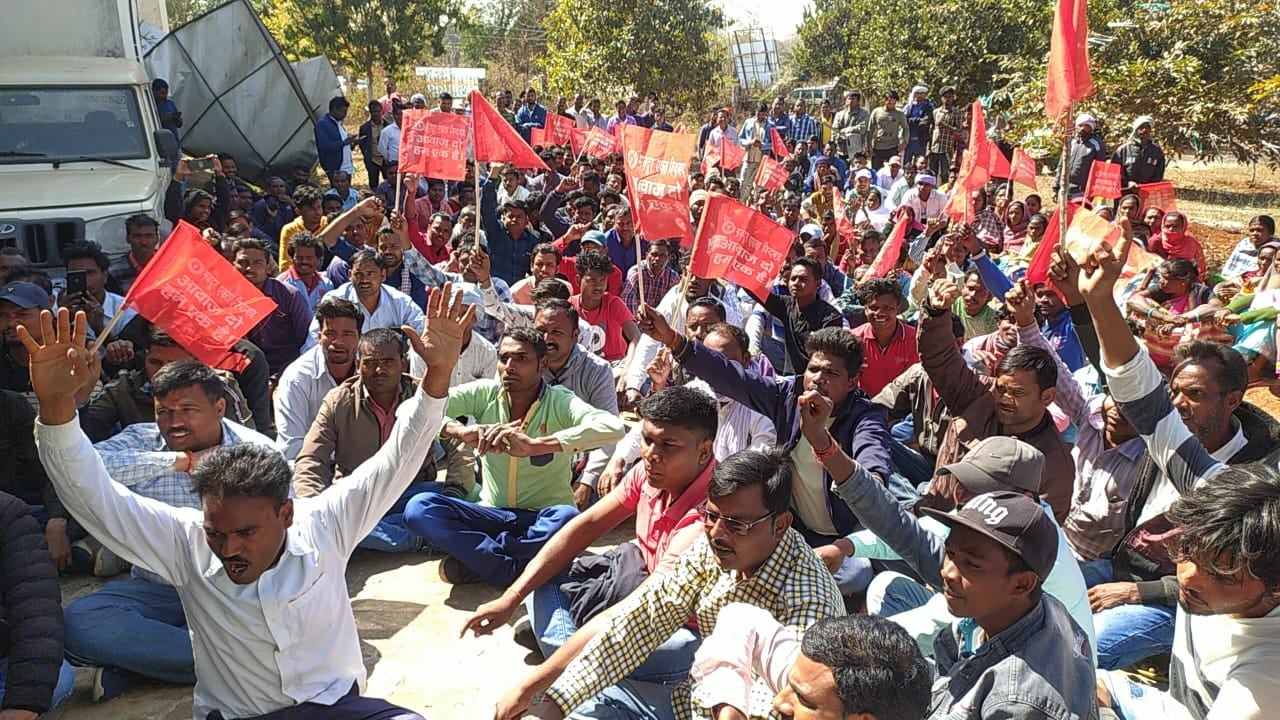 दुमका : दुमका के सैकड़ों श्रमिकों ने किया श्रम अधीक्षक कार्यालय का घेराव, डीसी से मिलकर सौंपा मांग पत्र, जानिए क्या है मामला
