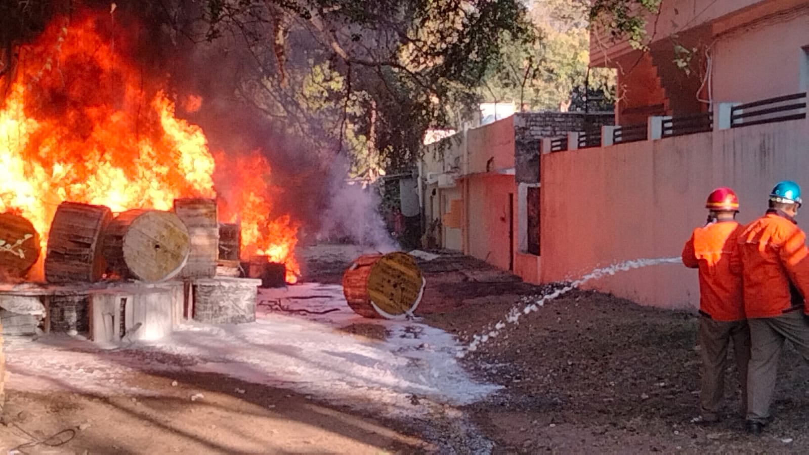 जमशेदपुर : सर्किट हाउस स्थित पेट्रोल पंप के पीछे लगी भीषण आग, मची अफरा- तफरी