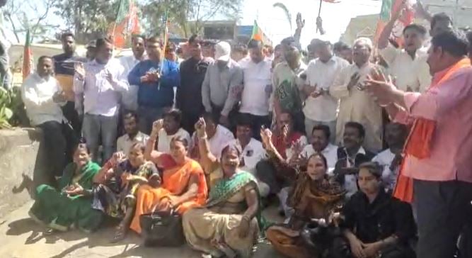 युवती से छेड़खानी मामले ने पकड़ा तूल, आरोपी की गिरफ्तारी और पुलिस अधिकारियों पर कार्रवाई की मांग को लेकर थाने के बाहर बीजेपी बैठी धरने पर