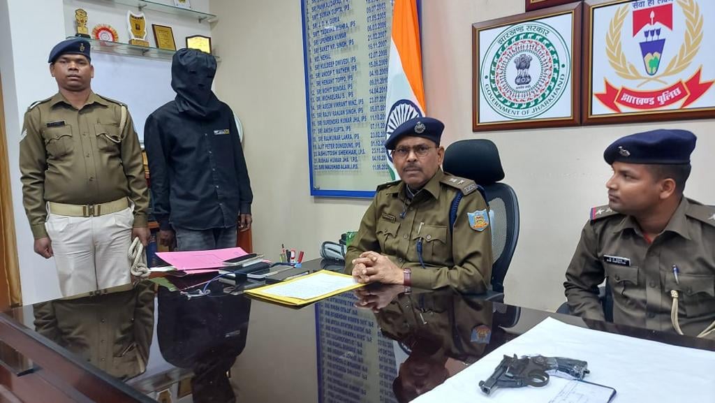 रांची पुलिस को बड़ी कामयाबी, घटना को अंजाम देने जा रहे अपराधी को लोडेड रिवाल्वर के साथ पुलिस ने दबोचा