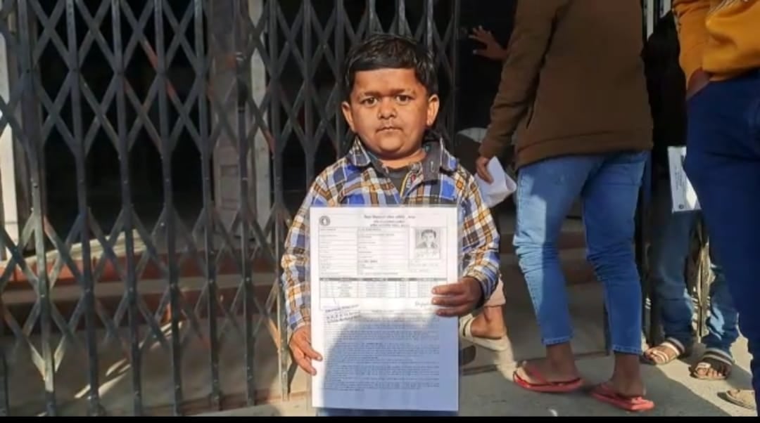 कद छोटा, हौसला बुलंद! ढाई फीट का इंद्रजीत दे रहा मैट्रिक की परीक्षा, बना आकर्षण का केंद्र