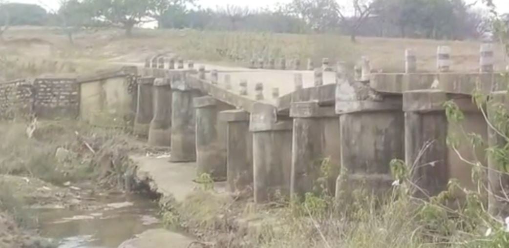 लोहरदगा : जान जोखिम में डाल टूटे हुए पुल से आवागमन करने को मजबूर ग्रामीण, जिला प्रशासन नहीं ले रहे संज्ञान