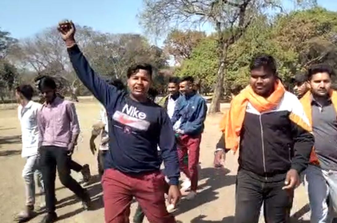 जमशेदपुर : शहर में हिंदूवादी संगठनों से जुड़े युवाओं ने किया वेलेंटाइन डे का जोरदार विरोध, पार्क में मौजूद प्रेमी जोड़े के साथ की हाथापाई