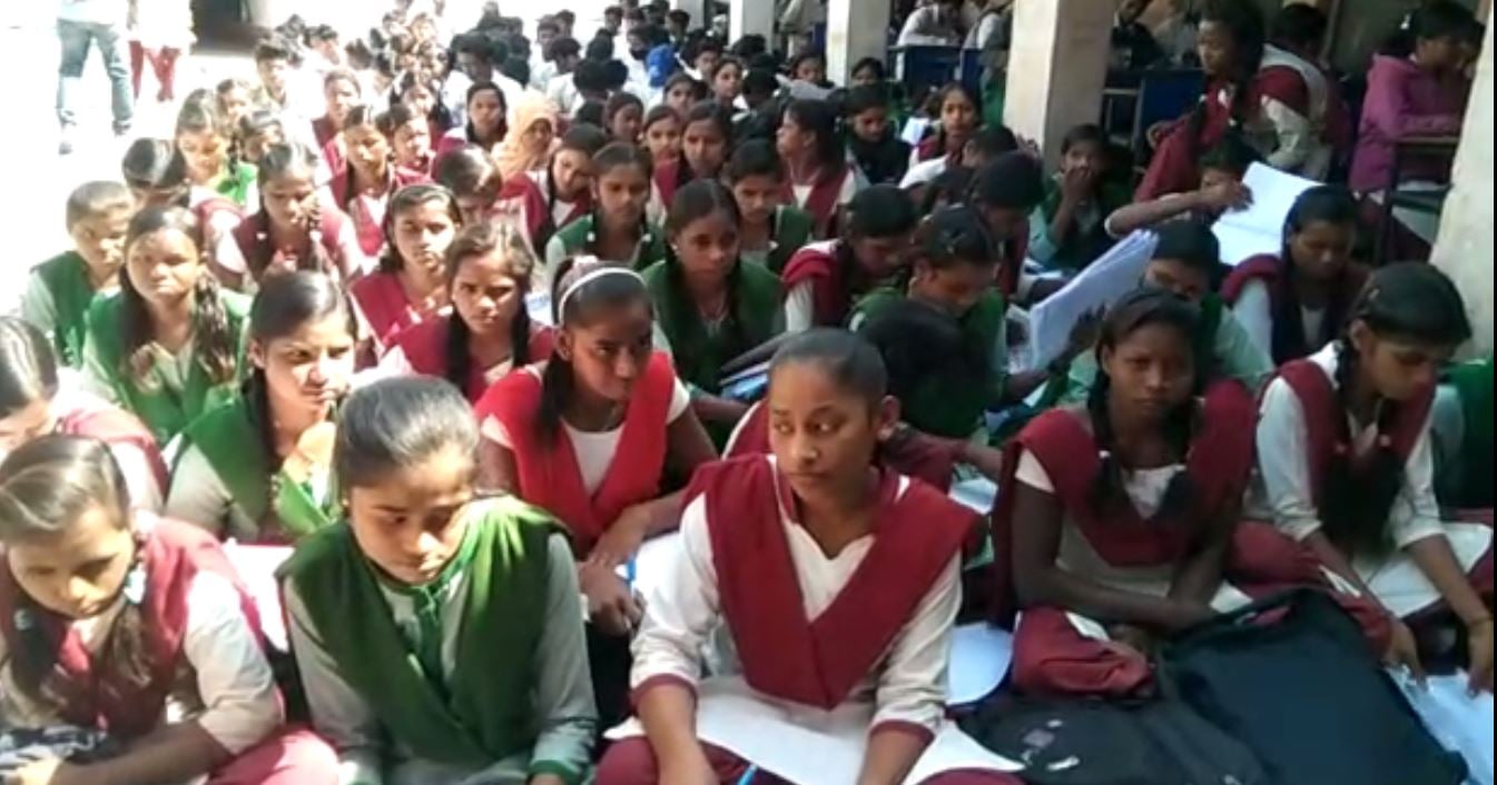 देवघर के इस सरकारी स्कूल में शिफ्ट वाइज हो रही प्रैक्टिकल की परीक्षा, बच्चों की हालत देख रह जाएंगे हैरान