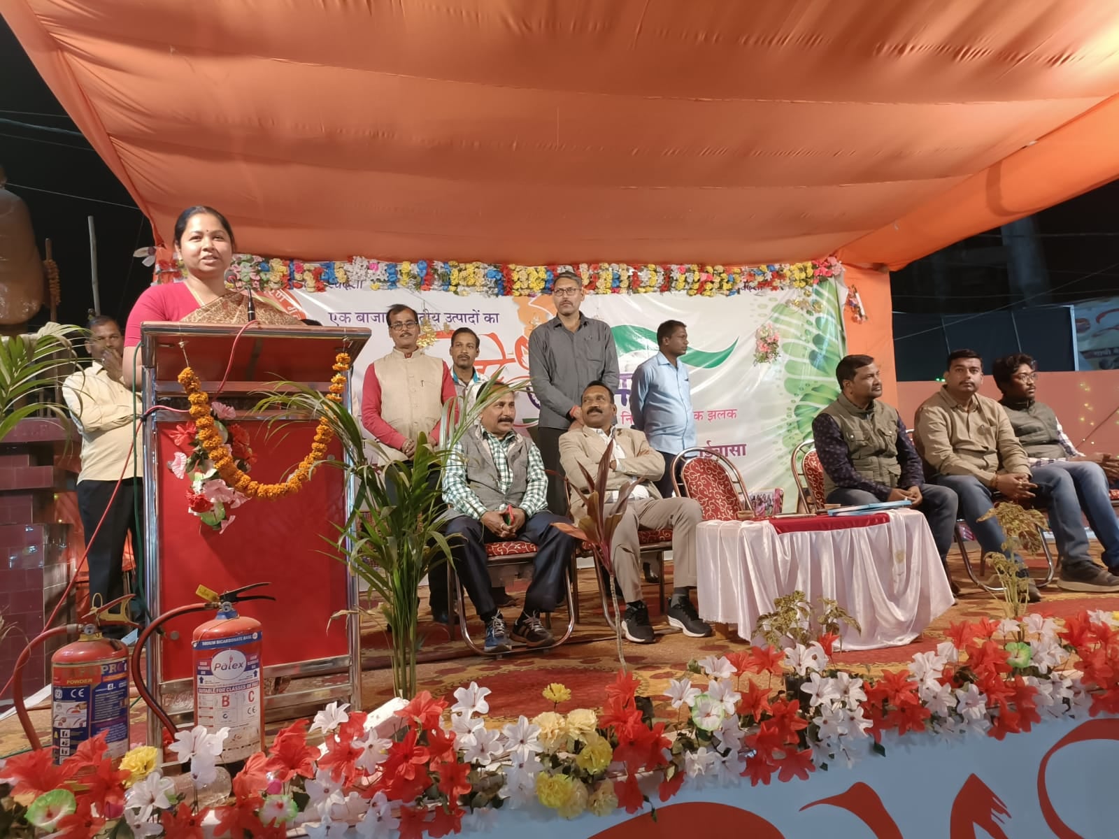 स्वदेशी मेला भ्रमण के लिए चाईबासा पहुंचे पूर्व मुख्यमंत्री मधु कोड़ा और सिंहभूम लोक सभा सांसद गीता कोड़ा