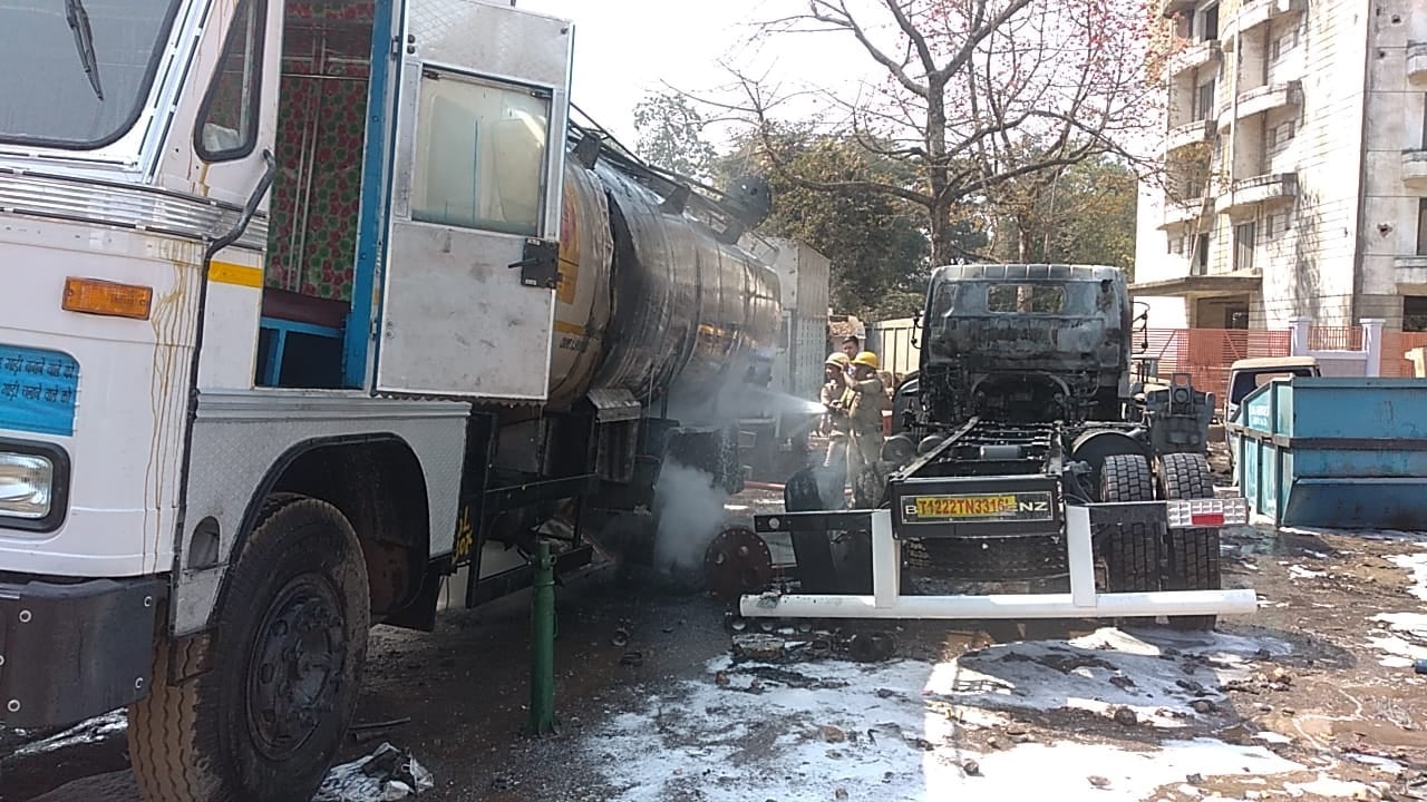 जमशेदपुर : पेट्रोल टैंकर में लगी भीषण आग, बाल-बाल बची कई जिंदगी