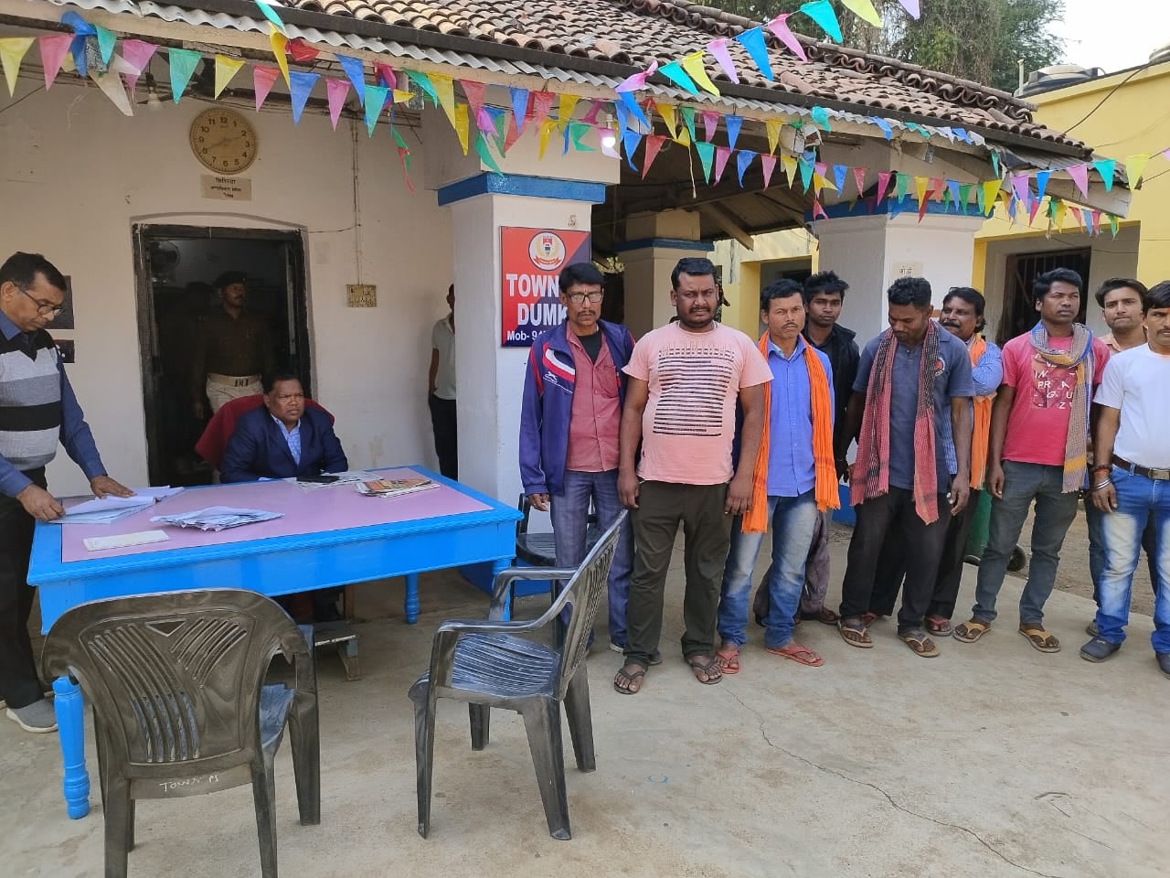 दुमका में टोटो चालकों के बीच चलाया गया जागरूकता अभियान, परमिट नहीं होने पर 11 ऑटो जब्त