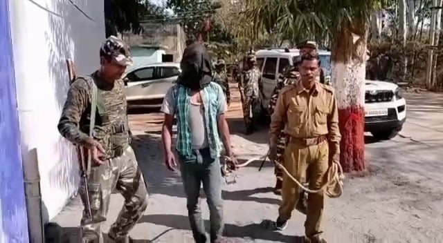 लोहरदगा : लूट कांड में शामिल एक के घर पर छापा, दो अवैध पिस्टल और जिंदा कारतूस के साथ गिरफ्तार