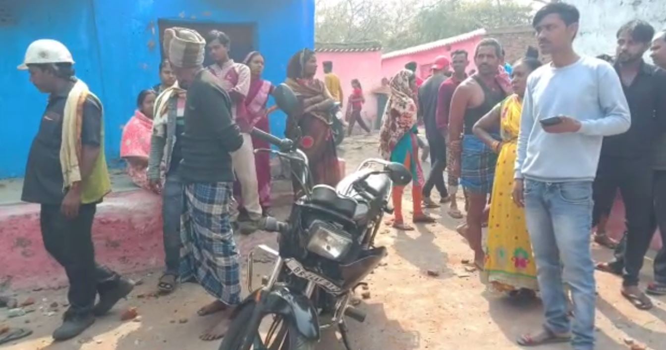 धनबाद : छेड़खानी के मुद्दे को लेकर दो गुटों में जमकर पत्थरबाजी, लोगों के बीच तनाव