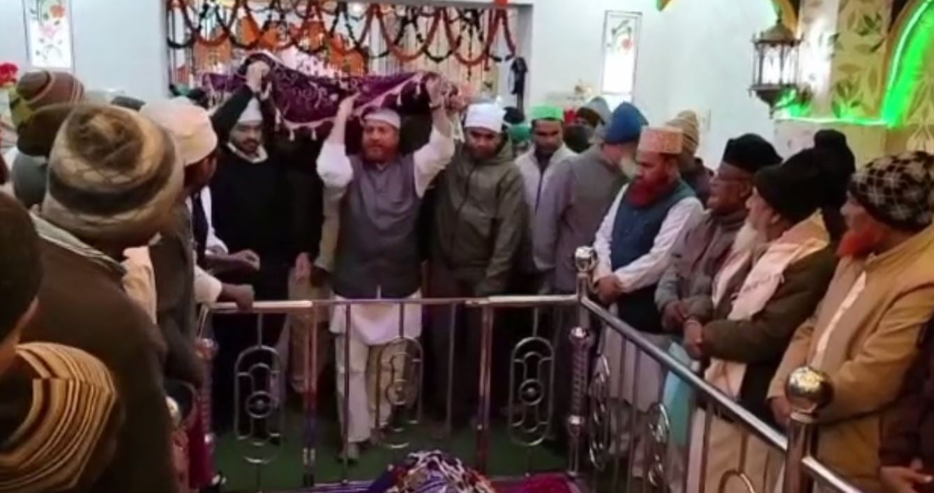 लोहरदगा : जिला डीसी और एसपी ने बाबा दुक्खन शाह के मजार पर की चादर पोशी, शहरवासियों के लिए की प्रार्थना