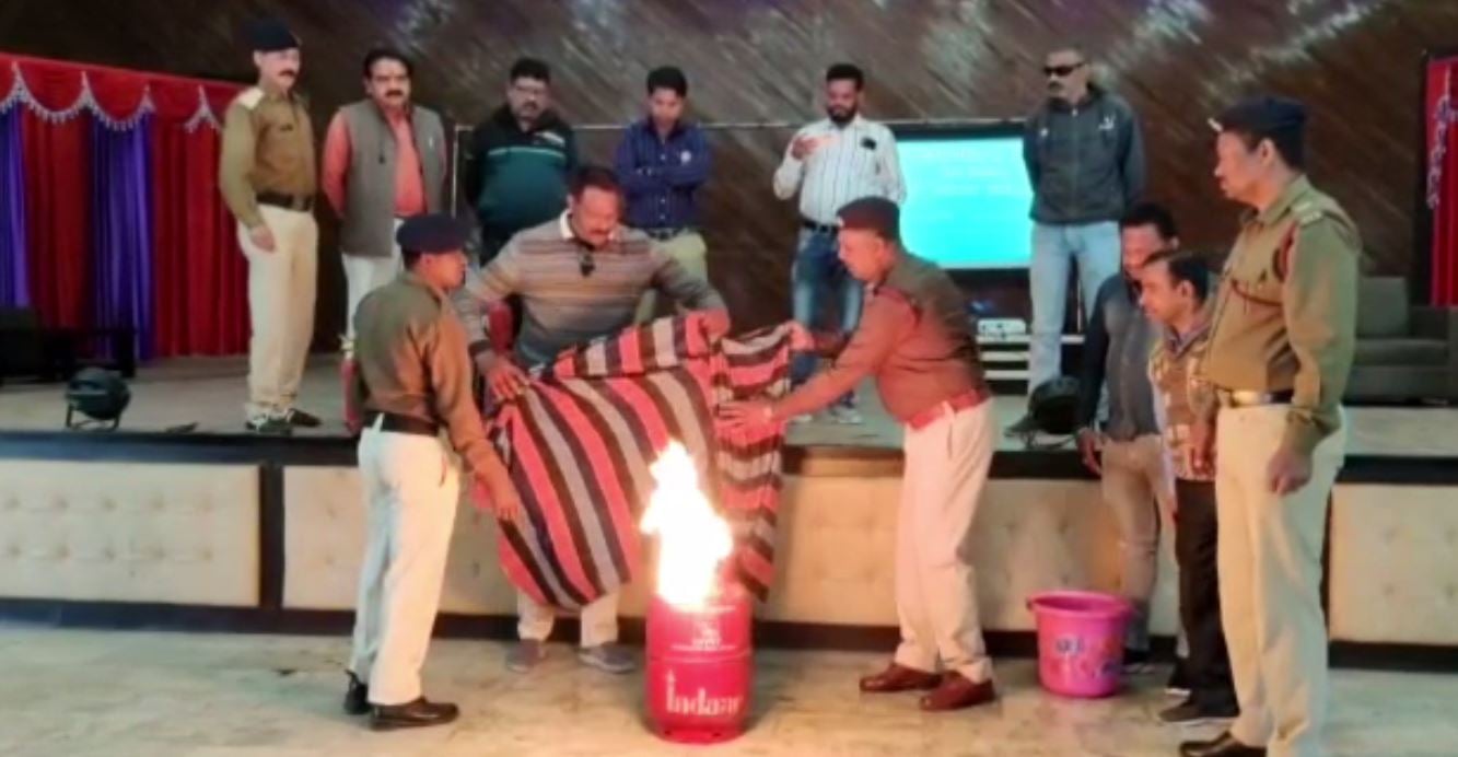 लोहरदगा : नगर परिषद और अग्निशमन विभाग ने फायर सेफ्टी को लेकर चलाया जागरूकता कार्यक्रम