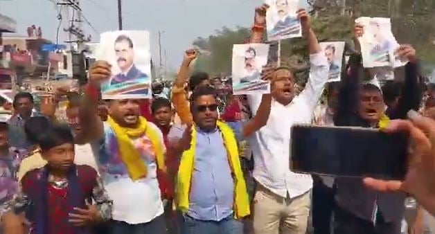 बेगूसराय: समाधान यात्रा के दौरान प्रदर्शन, आईपीएस विकास वैभव समर्थकों ने सीएम नीतीश के खिलाफ जमकर की नारबाजी