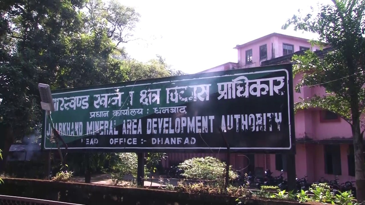 झमाडा में मिली सिगरेट की पन्नी और कागज के चुटके पर नौकरी,  किसी को 15 साल में मिली तो कोई 12 साल में ही हो गया कमाऊ पूत, पढ़िए क्या है मामला