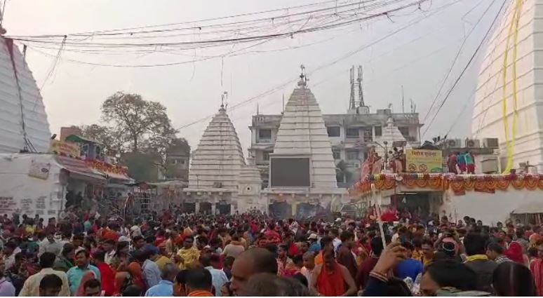महाशिवरात्रि : देवघर के बाबा मंदिर में उमड़ी श्रद्धालुओं की भीड़, हर हर महादेव के नारे से गूंजा मंदिर परिसर
