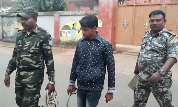 दुमका: डीएमओ की गाड़ी पर हमला करने वाले युवक को कोर्ट में किया गया पेश, कोर्ट ने आरोपी को न्यायिक हिरासत में भेजा जेल