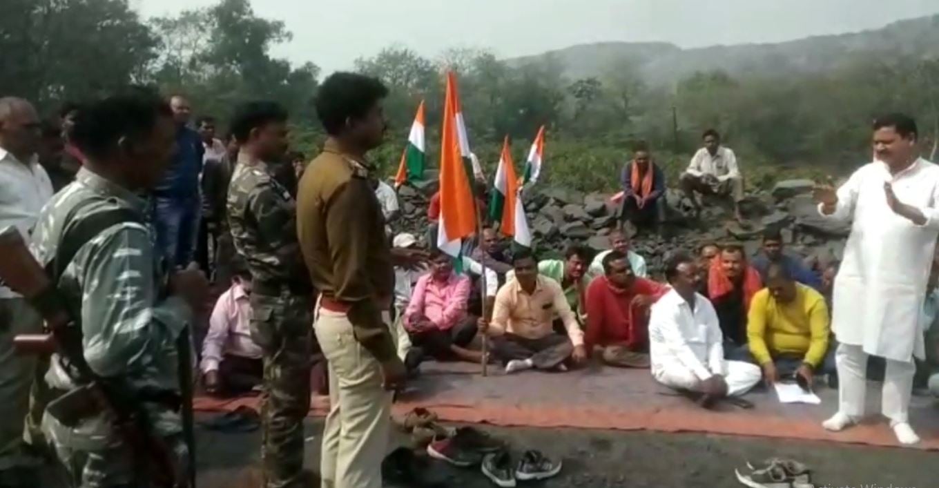 बोकारो : हड़ताल पर बैठे आउटसोर्सिंग कंपनी के ट्रांसपोर्टिंग कर्मी, कंपनी को करोड़ों का नुकसान