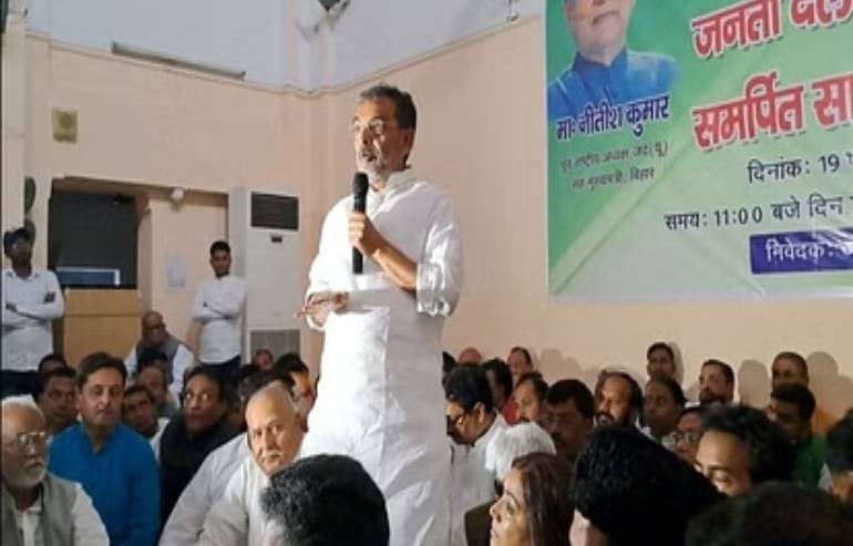 कुशवाहा के चिंतन शिविर में नीतीश की तस्वीर, नीतीश पर दावेदारी या जदयू को दो फाड़ करने की तैयारी