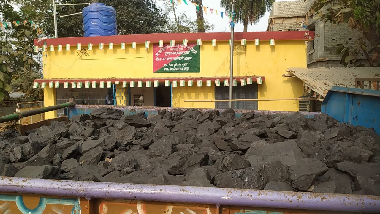 दुमका : वन विभाग की कार्रवाई, अवैध कोयला लदा एक वाहन जब्त