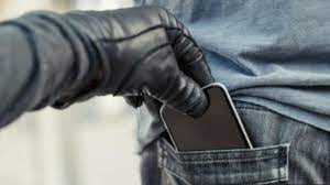 बाबा के बारात में शामिल बारातियों के पास से मोबाइल होते रहे गुम, नहीं लग पाई पुलिस को भनक, जानिए कहां का मामला