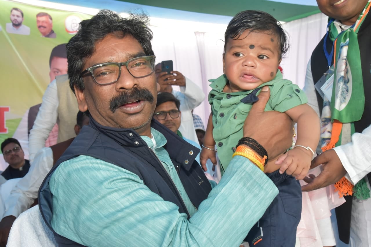 रामगढ़: उपचुनाव में मासूम भी बना मतदाताओं के बीच चर्चा का केंद्र, जानिए क्षेत्र का हाल