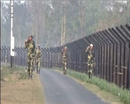 भारत-बांगलादेश सीमा पर मुठभेड़ में बीएसएफ का एक जवान घायल, तस्कर गिरफ्तार