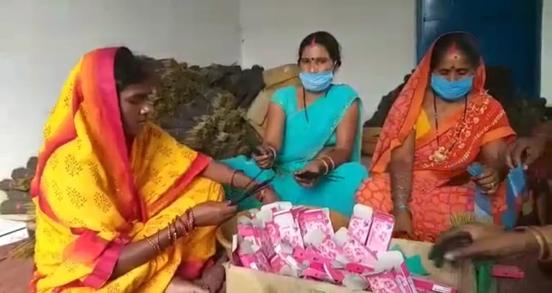 पलामू में  अगरबत्ती की खुशबू से महक रही महिलाओं की जिंदगी