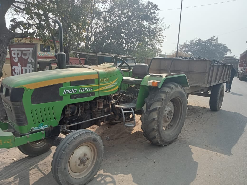 पुलिस ने अवैध कच्चा कोयला लदे दो ट्रैक्टर को किया जब्त, कोयला तस्कर फरार