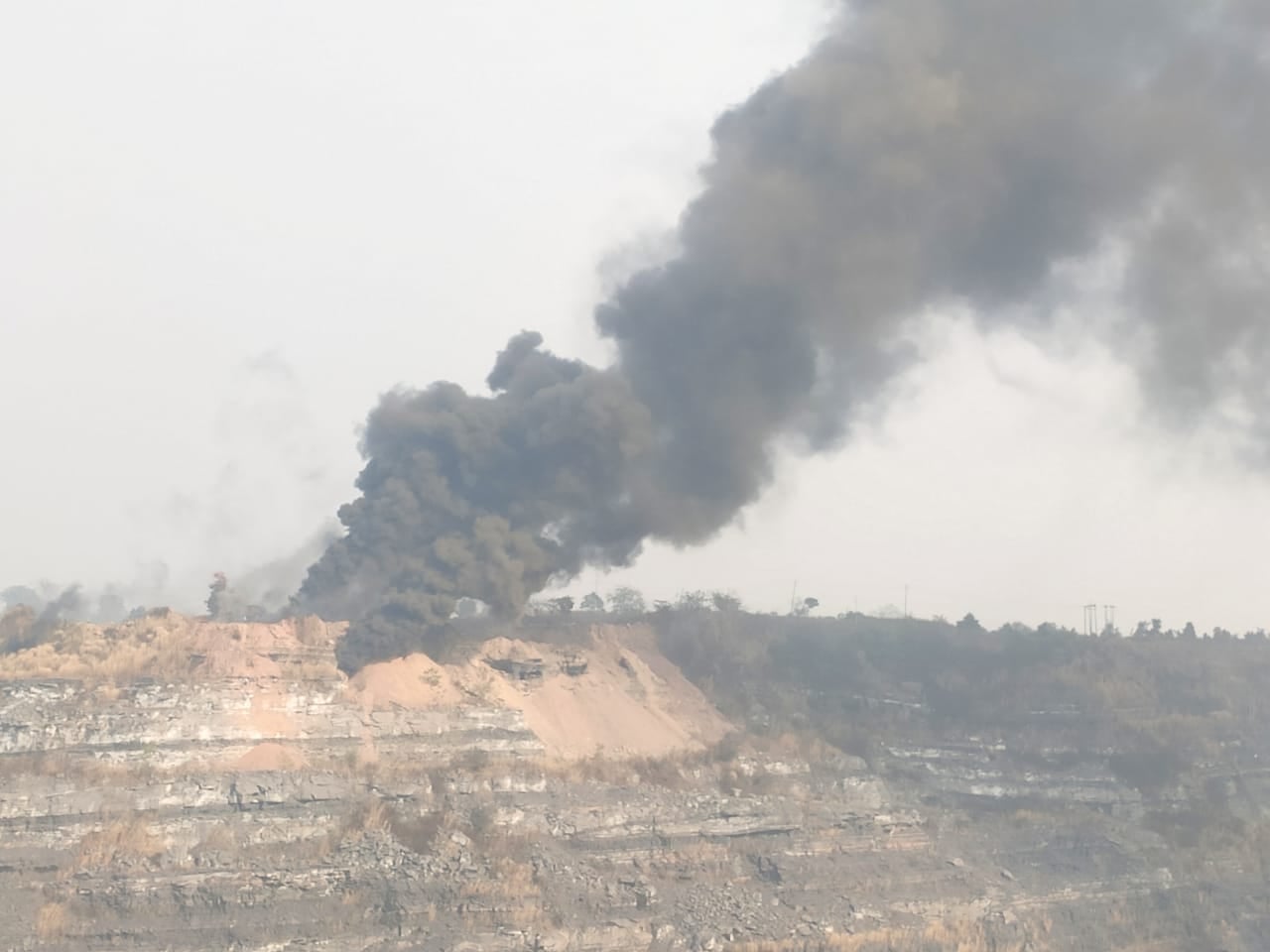 रामगढ़: बंद पड़े खदान से निकलने लगी भीषण आग, CCL प्रबंधन आग को फैलने से रोकने में जुटी