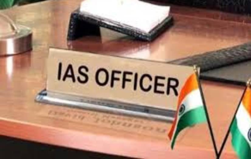 झारखंड में तैनात आईएएस अधिकारियों को मिले लाखों-करोड़ों के गिफ्ट, किसी को मिली शराब की बोतल तो किसी को मिले फ्लैट