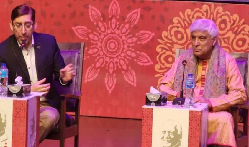 जावेद अख्तर ने पाकिस्तान की लगाई क्लास, कहा- 26/11 मुंबई आतंकी हमले के साजिशकर्ता अभी भी पाकिस्तान की सड़कों पर खुलेआम घूम रहे हैं