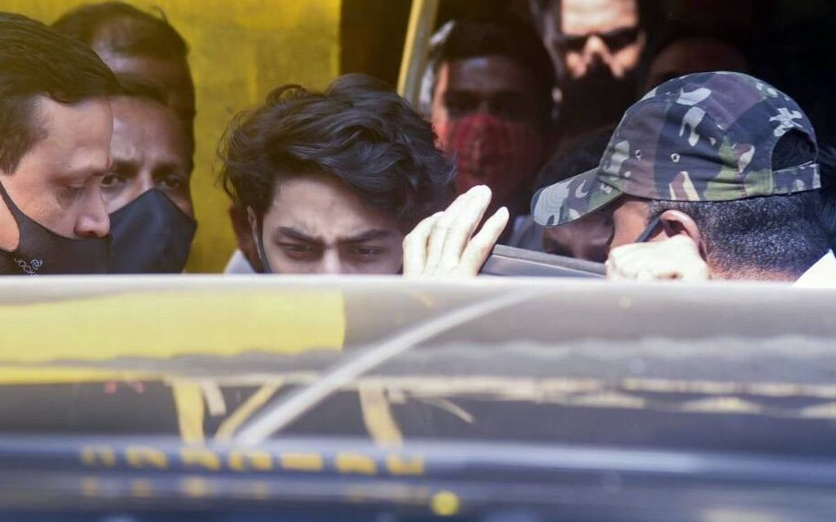 आर्यन ख़ान हुए जेल से रिहा, शाहरुख लेकर आए मन्नत