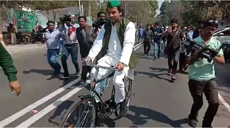 पर्यावरण को लेकर तेज प्रताप ने दिया संदेश, साइकिल चलाकर पहुंचे कार्यालय, बोले सपने में आए मुलायम सिंह यादव