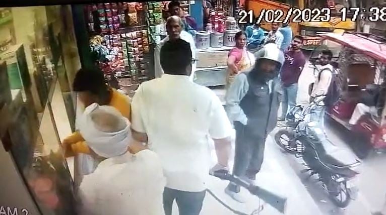 दुकानदार को बकाया उधार मांगना पड़ा महंगा, दबंगों ने राइफल दिखा की मारपीट