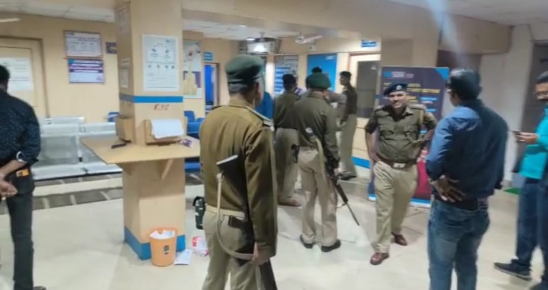 पिस्टल की नोक पर दिनदहाड़े एसबीआई बैंक लूटने का प्रयास, बैंक कर्मी ने एक को दबोचा