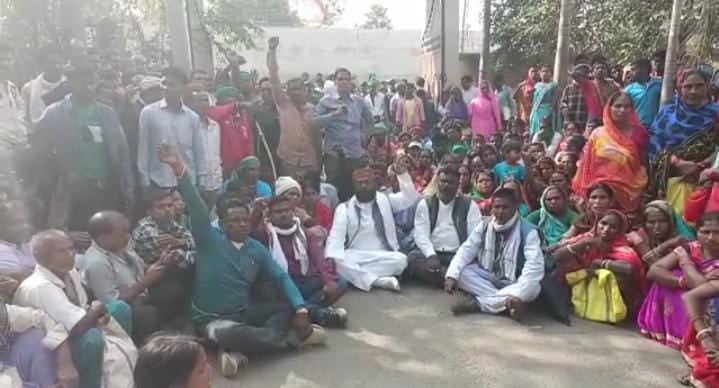 मनरेगा योजना में हो रहे लूट को लेकर देवघर में हंगामा, भ्रष्टाचार विरोधी मंच के लोगों ने समाहरणालय के बाहर किया विरोध प्रदर्शन