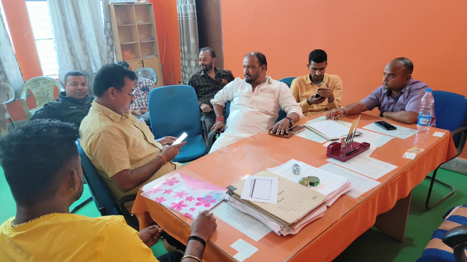 गिरिडीह नगर निगम में खड़ा हुआ नया विवाद, ठेकेदार का टेंडर पेपर फाड़ फरार हुए तीन अज्ञात