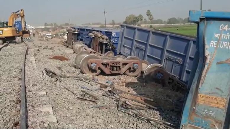 रोहतास: मालगाड़ी के 13 डब्बे हुए बेपटरी, रेलवे परिचालन बाधित