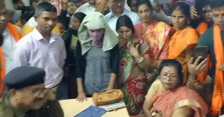 जमशेदपुर : अश्लील फोटो वायरल करने की धमकी देकर धर्म परिवर्तन का दबाव डाल रहा था युवक, युवती पहुंची थाना, जानिए फिर क्या हुआ