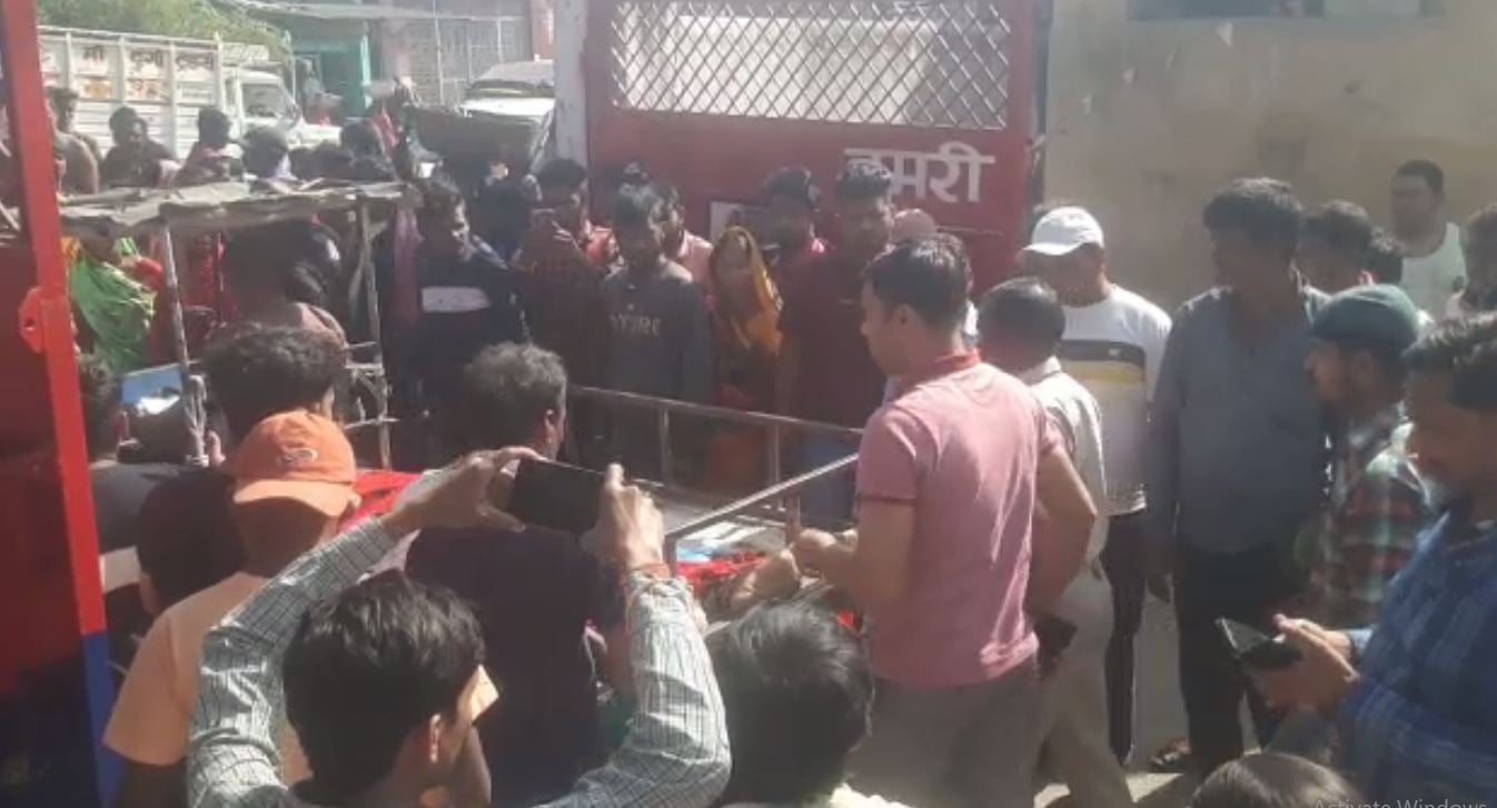 गिरिडीह : सड़क हादसे में राहगीर की मौत, मोटर ठेला में लाद कर शव को पोस्टमार्टम के लिए भेजा गया अस्पताल, परिजनों में आक्रोश