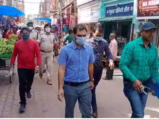 गैरकानूनी तरीके से पटाखा बेचने वाले दुकानदारों के खिलाफ प्रशासन की बड़ी कारवाई, भारी मात्र में पटाखा जब्त