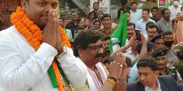 रामगढ़ उपचुनाव: कांग्रेस प्रत्याशी बजरंग महतो के समर्थन में सीएम हेमंत सोरेन ने किया रोड शो, भारी मतों से विजय बनाने की जनता से की अपील