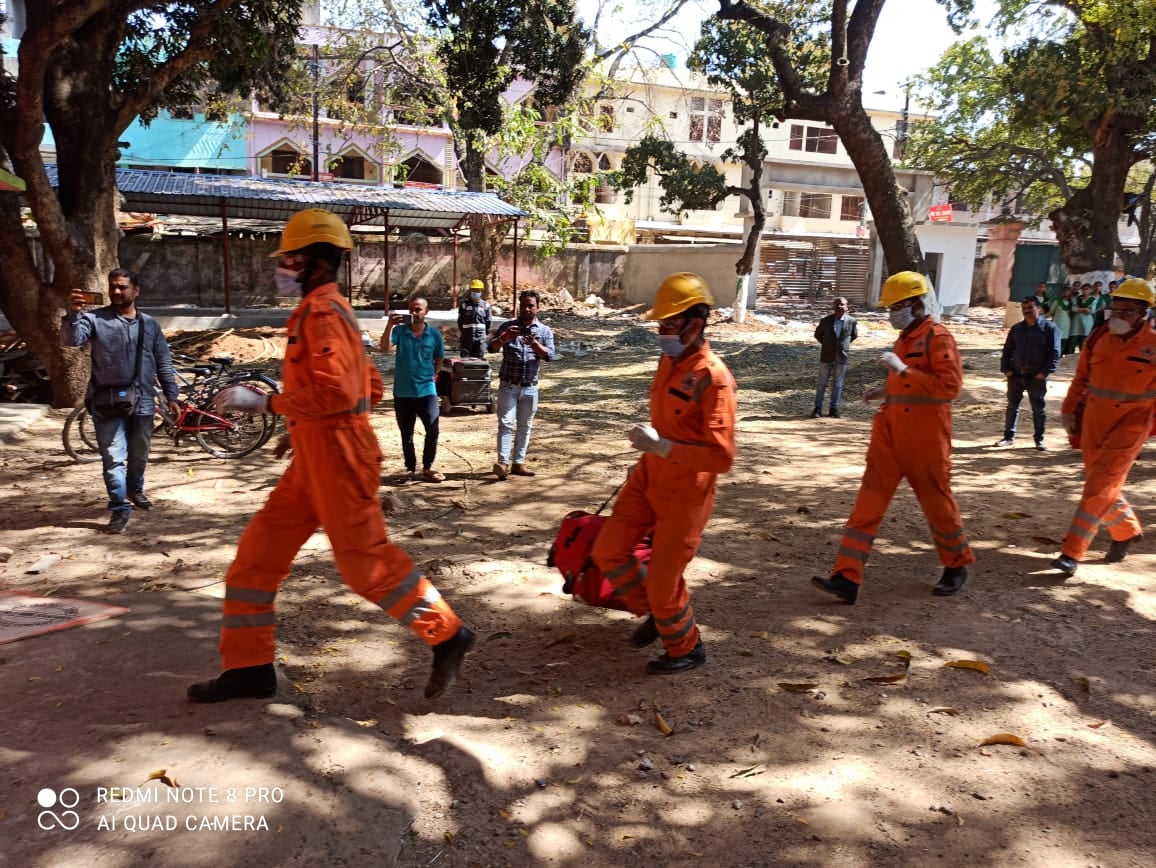 देवघर: भूकंप जैसी आपदा को लेकर जिला प्रशासन सतर्क, एनडीआरएफ की टीम ने मॉक ड्रिल कर छात्राओं को किया जागरूक