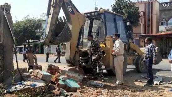 दुमका: सड़क पर नाश्ता दुकान चलाना पड़ा महंगा,  सीओ ने जेसीबी लगा तुड़वाया दुकान