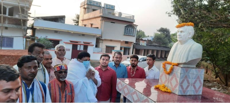 कृषि मंत्री ने बासुकीनाथ मंदिर में की पूजा-अर्चना, पटेल की प्रतिमा पर किया माल्यार्पण