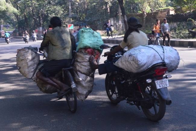 समझिये कोयला चोरी के इस गणित को, कोयला काट कर ढोने वाले को एक टन का मिलता है 3500 रुपये और बिकता है 15000 में