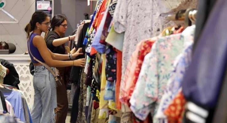 जानिए फिल्मों में सेलेब्स के कपड़ों का शूटिंग के बाद क्या होता है, एक फिल्म में 100 से भी ज्यादा कपड़े पहनते हैं स्टार्स